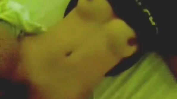 نوجوان تراشیده یک دانلود فیلم سکس جوردی سوسیس عظیم در گلوی عمیق خود دارد