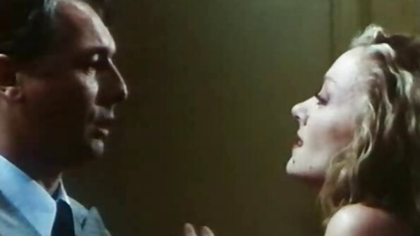 بلوند شیطان سکس جوردی با مادرش فیلم در حالی که مکیدن خروس